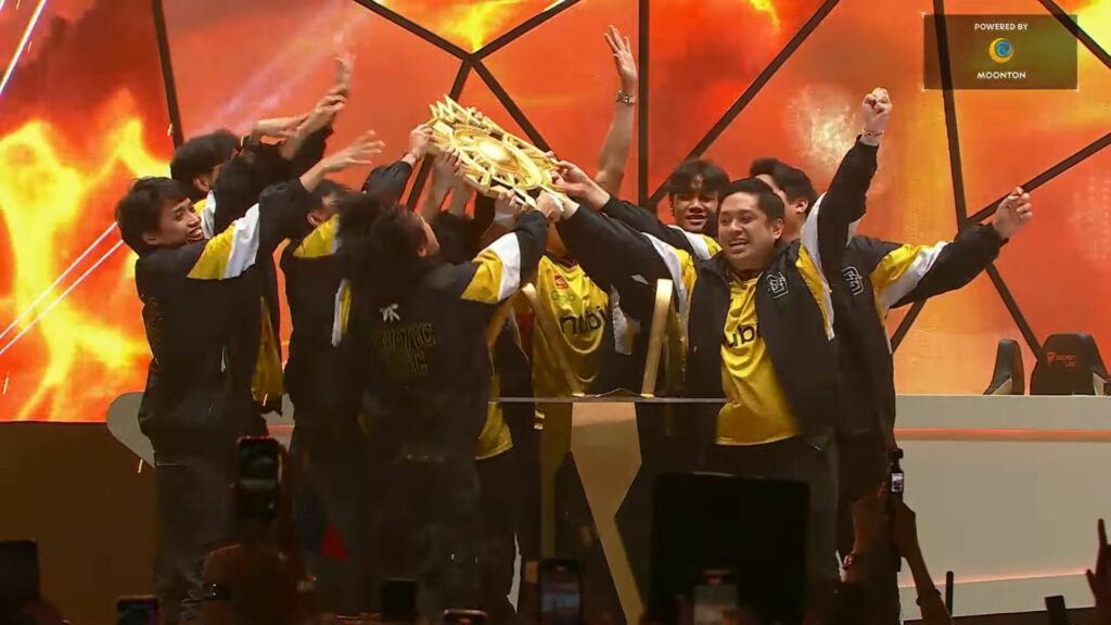 Fnatic ONIC PH chooses these heroes for M6 Champion skin, Kelra picks Beatrix for FMVP skin M6 World Champions Fnatic ONIC PH trophy lift