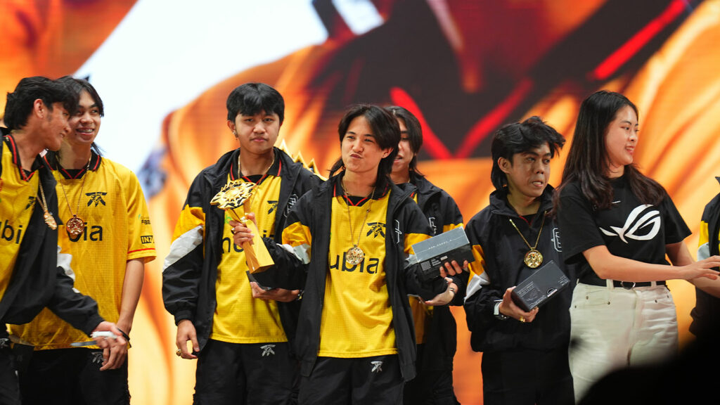 Fnatic ONIC PH selects these heroes for M6 Champion skin, Kelra picks Beatrix for FMVP skin M6 World Championship Finals MVP Kelra on stage photo